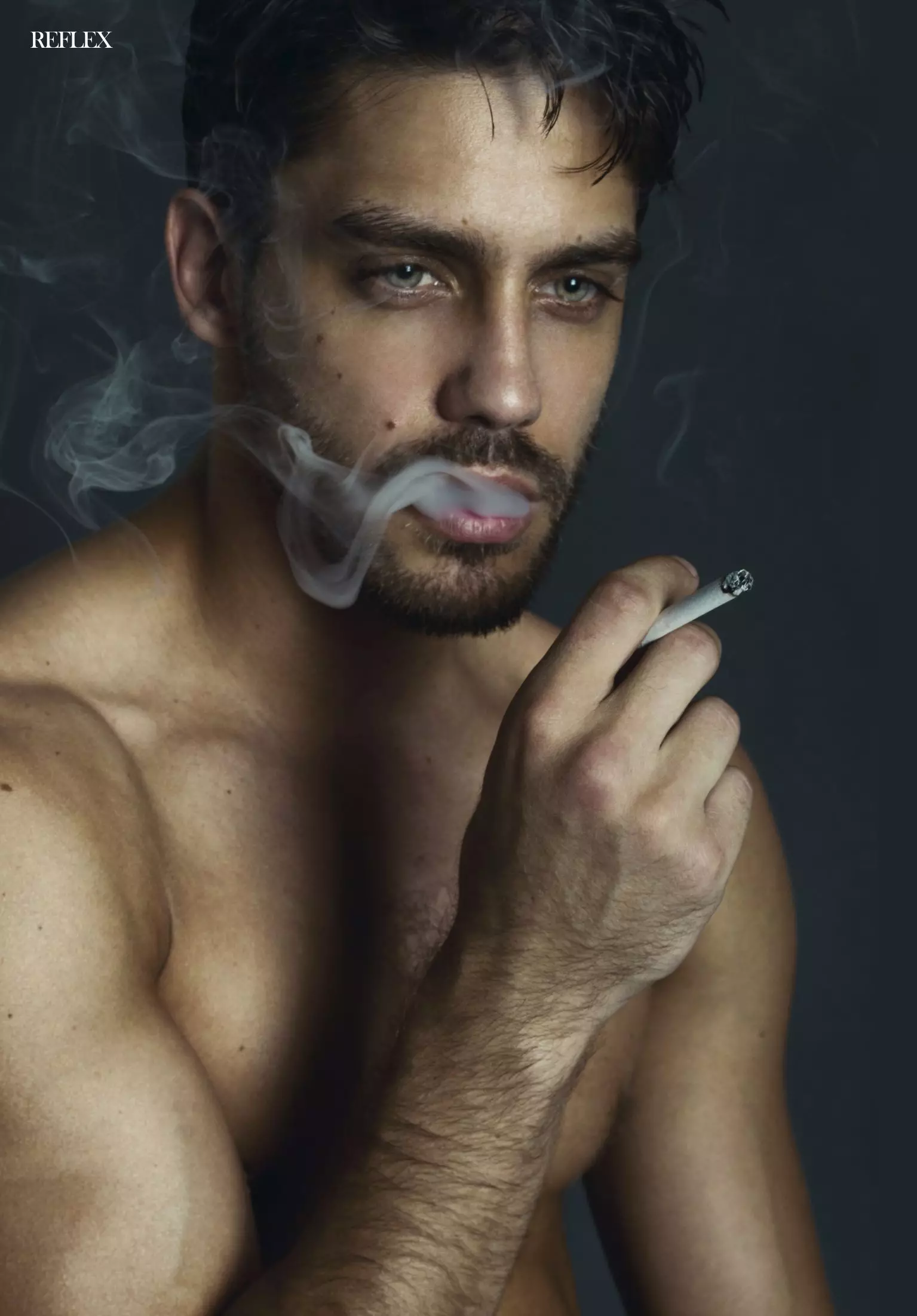 Herec a model Juan Guilera na EP Bookers pózuje pro exkluzivní focení pro Reflex Homme z dubna 2015, které zachytil Ari Mendes s celkovým vzhledem Mahatmy D.