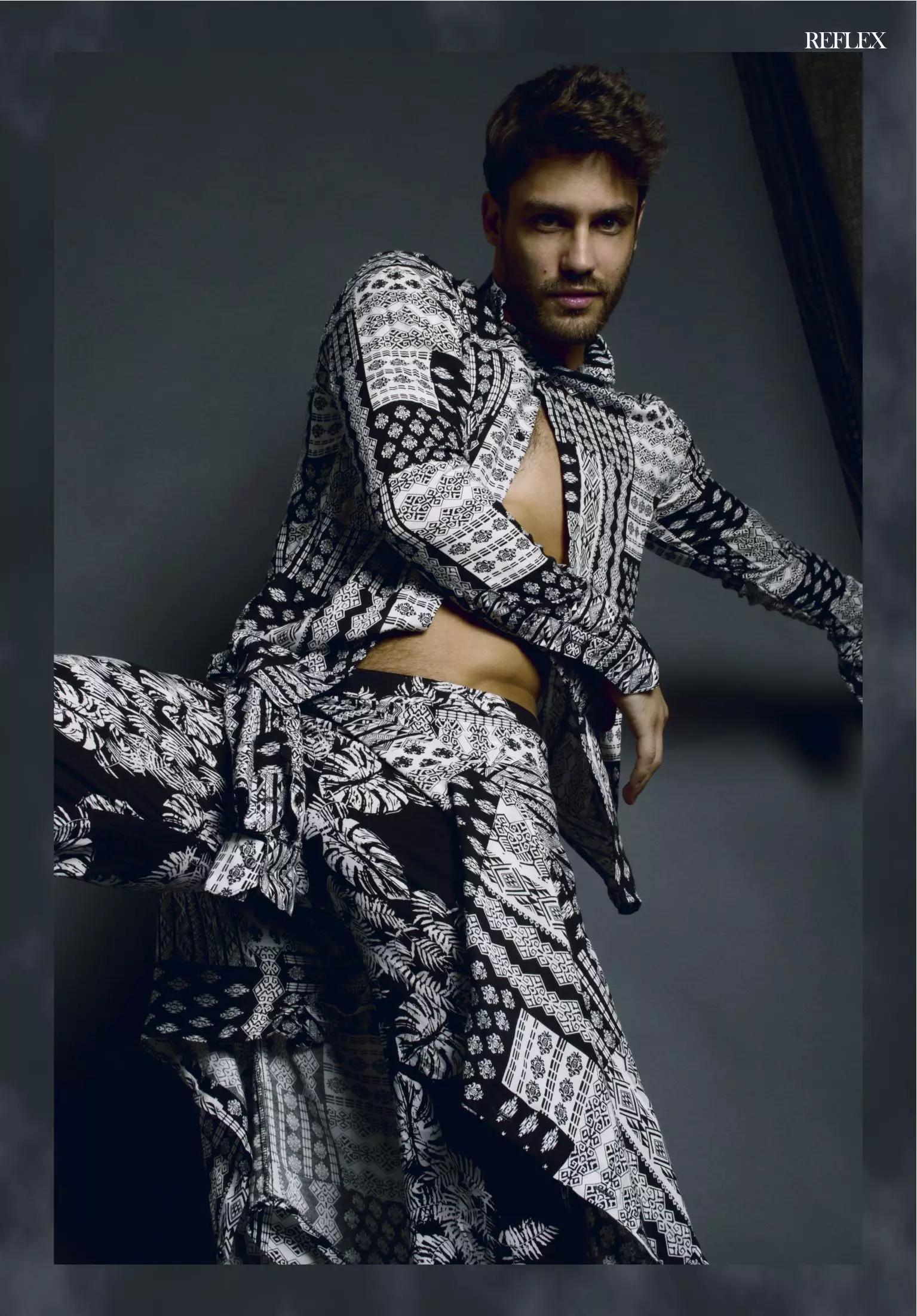 Skuespiller og model Juan Guilera på EP Bookers poserer til en eksklusiv optagelse til Reflex Homme april 2015-udgaven taget af Ari Mendes med totallooks af Mahatma D.