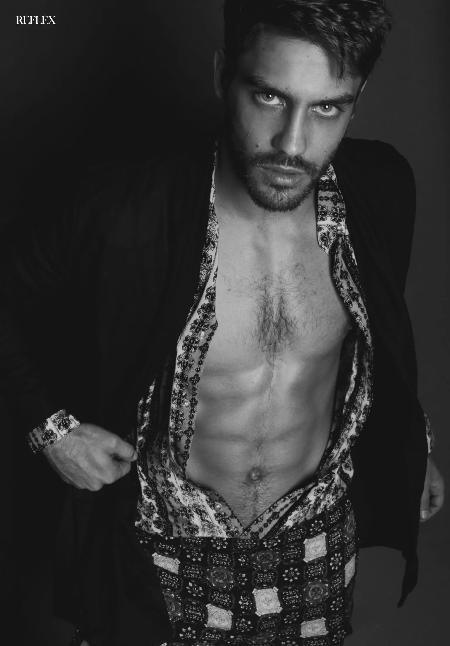 Herec a model Juan Guilera na EP Bookers pózuje na exkluzívnom fotení pre Reflex Homme z apríla 2015, ktorý zachytil Ari Mendes s úplným vzhľadom Mahatmu D.