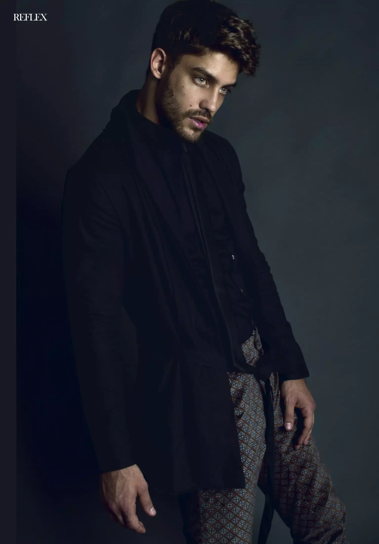 Актьорът и модел Хуан Гилера от EP Bookers позира за ексклузивна снимка за изданието Reflex Homme през април 2015 г., заснета от Ари Мендес с пълна визия от Махатма Д.