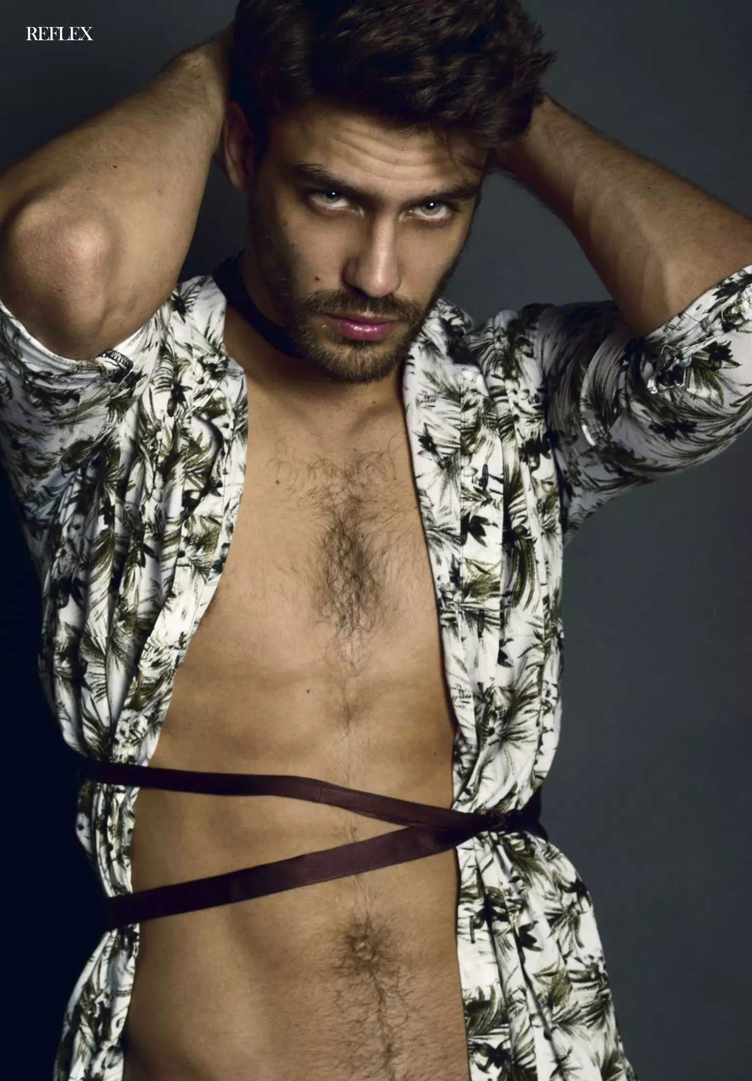 EP Bookers 演員兼模特 Juan Guilera 為 Reflex Homme 2015 年 4 月版的獨家拍攝擺姿勢，由 Ari Mendes 拍攝，Mahatma D.
