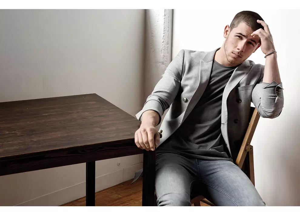 Nick Jonas ඔහුගේ පළමු ඇඳුම ආදරයෙන් සිහිපත් කරයි: ඔහු වයස අවුරුදු තුනේදී වරහන් සහ දුන්න ටයි පටියක් සමඟ පැළඳ සිටි හරිත ද්විත්ව පියයුරු ඇඳුමකි.