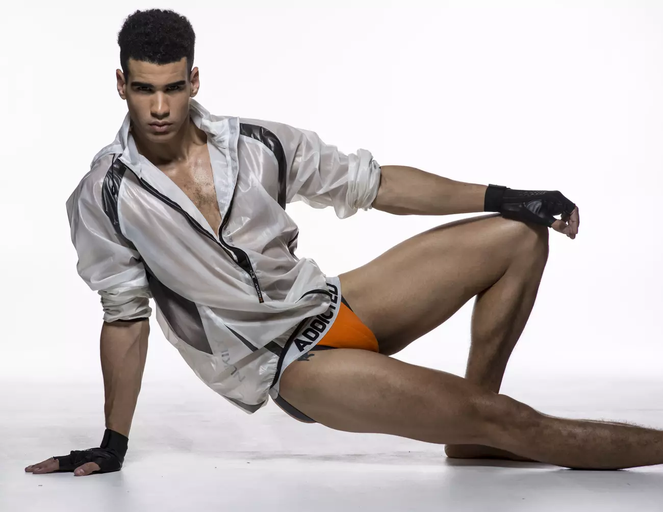 Underwear Serie geschoss vum Juliana Soo mam Model Xavier McKinnon