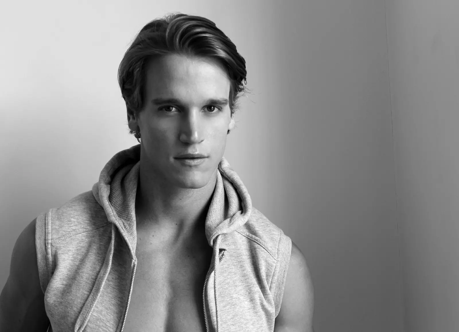 Belega usona modelo Trevor Van Uden pasas ĉe la studio de fotisto JR Christiansen por bele filmita B&W portretserio.