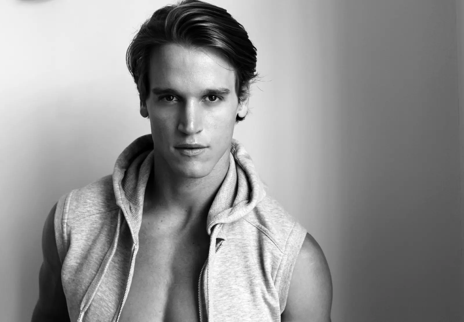 Ajoyib amerikalik model Trevor Van Uden fotograf JR Kristiansenning studiyasi oldiga kelib, oq va oq rangli portretlar seriyasini suratga oldi.