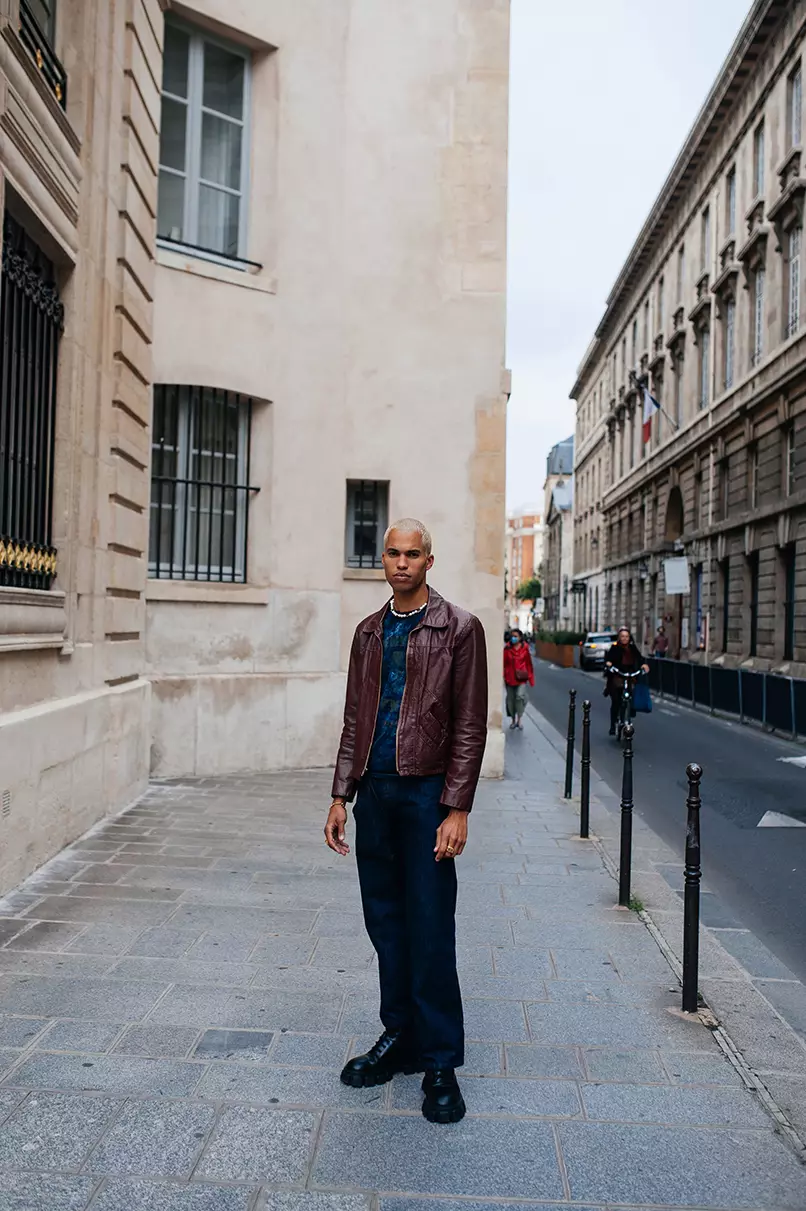 Pakéan pikeun Kasino — Gaya jalanan di Paris Fashion Week Men's Spring 2022, dipoto dina 24 Juni 2021.