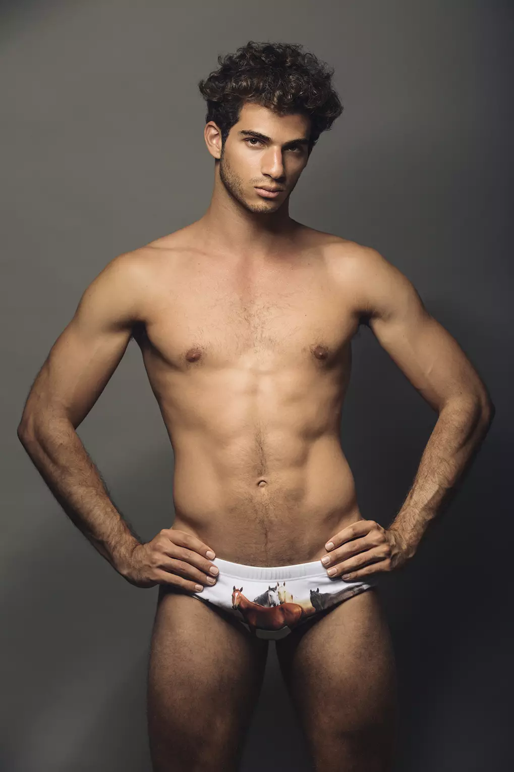 L'exquis adonis péruvien Miguel Aguel enfile son maillot de bain Marcuse et son slip pour une séance de studio époustouflante par le photographe Angel Ruiz.