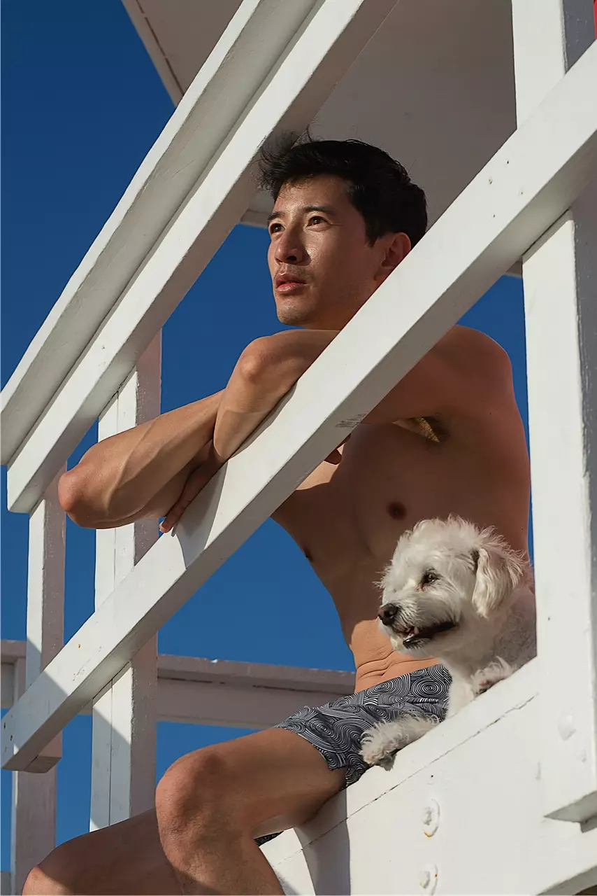 Belo cenário em Miami Beach, em um exclusivo para o modelo Fashionably Male, Richie Kul e sua igualmente fotogênica companheira Lily, colaboraram mais uma vez com o talentoso fotógrafo Fritz Yap em uma bela história em um resort filmado em Miami Beach. Moda de Prince & Bond, Mocha Salt e Blue Mint.