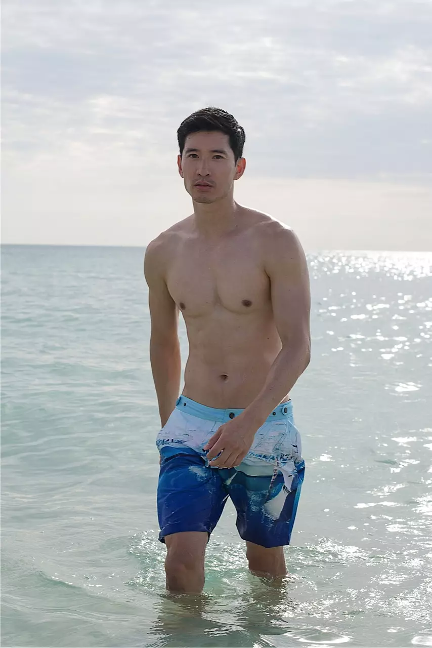 Prachtige set in Miami Beach, in een exclusieve voor Fashionably Male top fashion model Richie Kul en zijn even fotogenieke sidekick Lily hebben opnieuw samengewerkt met getalenteerde fotograaf Fritz Yap in een prachtig resortverhaal opgenomen in Miami Beach. Mode van Prince & Bond, Mokka Salt en Blue Mint.