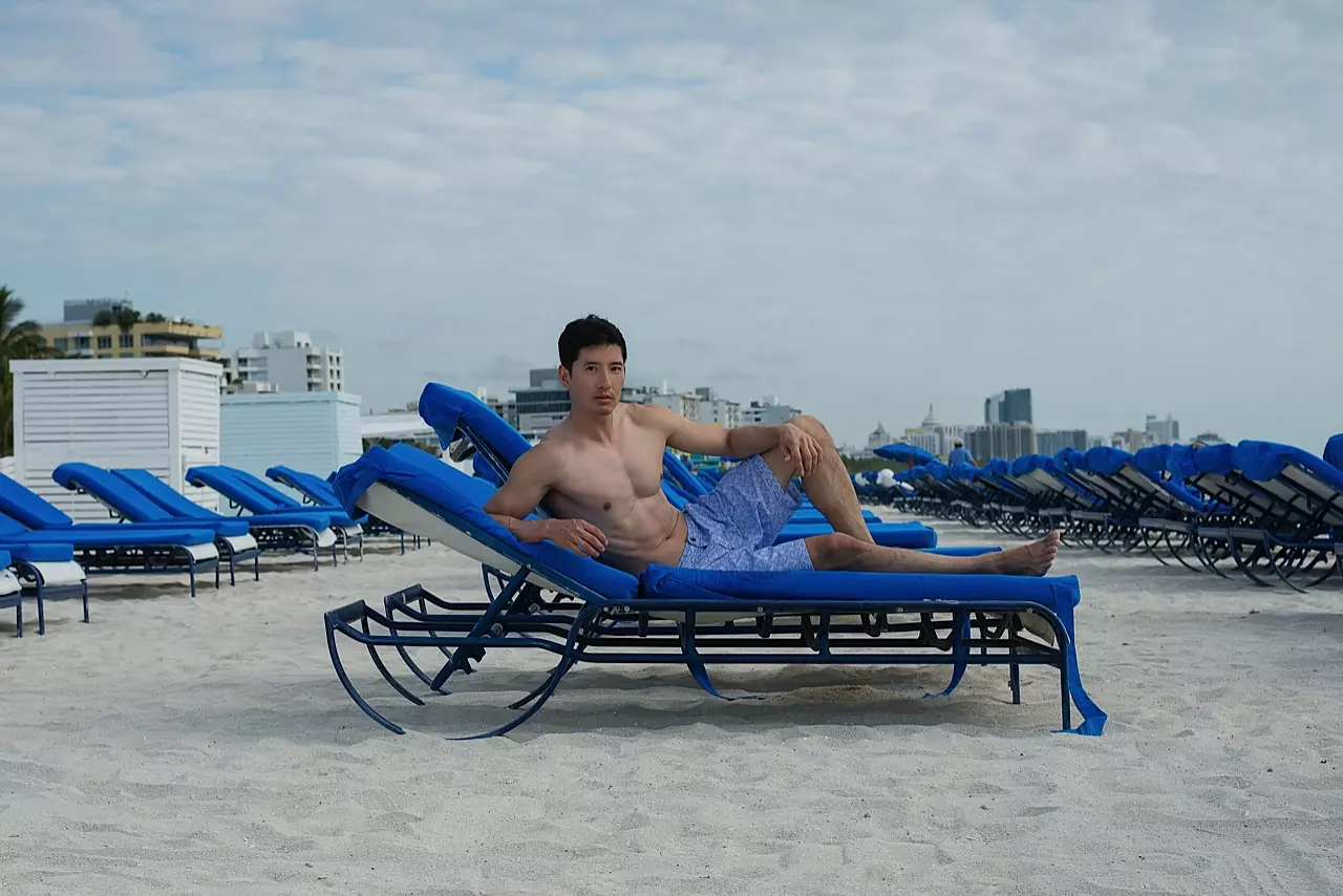 Bellissimo set a Miami Beach, in un'esclusiva per Fashionably Male Il top model Richie Kul e la sua compagna altrettanto fotogenica Lily hanno collaborato ancora una volta con il talentuoso fotografo Fritz Yap in una bellissima storia di un resort girato a Miami Beach. Moda di Prince & Bond, Mocha Salt e Blue Mint.