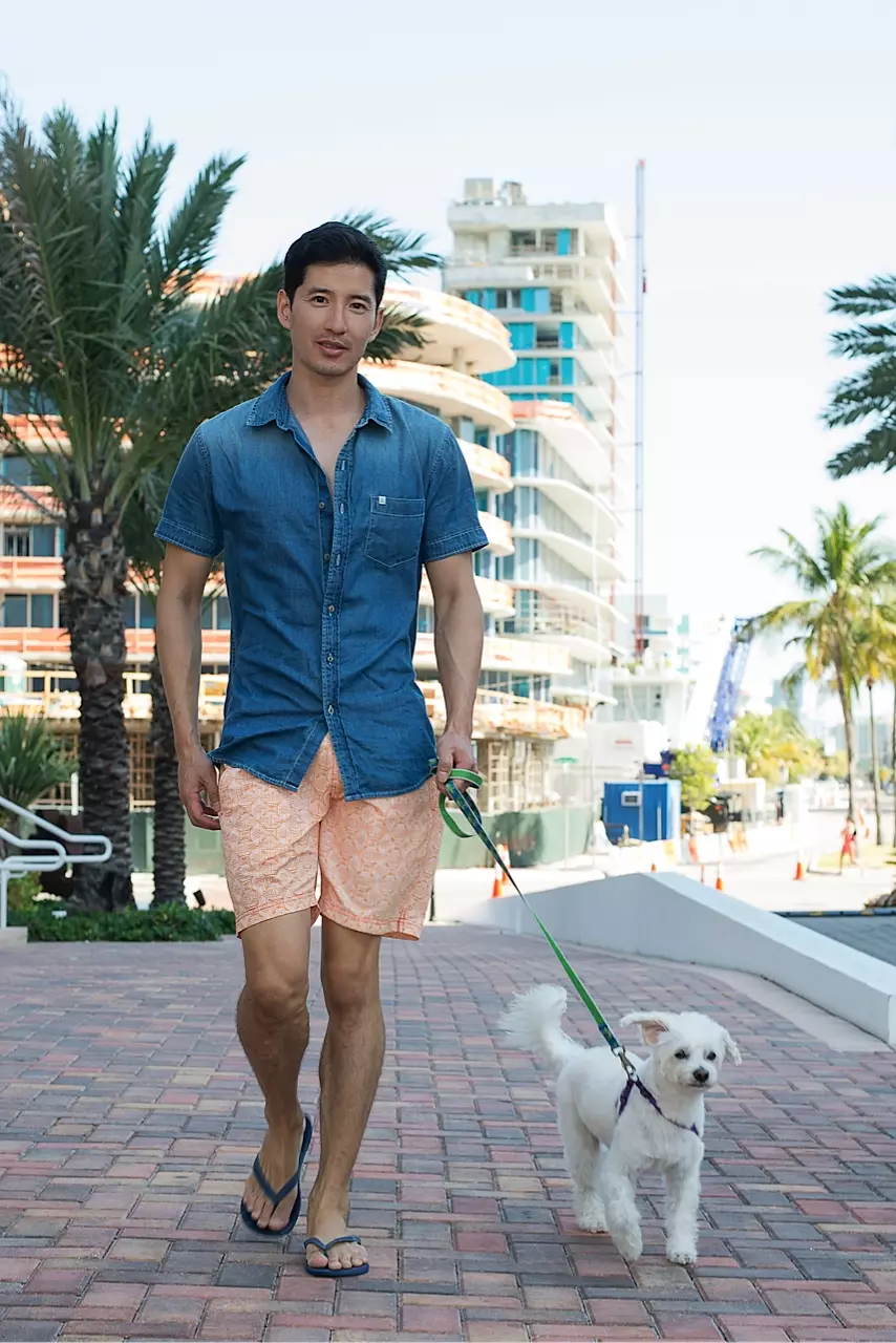 Belo cenário em Miami Beach, em um exclusivo para o modelo Fashionably Male, Richie Kul e sua igualmente fotogênica companheira Lily, colaboraram mais uma vez com o talentoso fotógrafo Fritz Yap em uma bela história em um resort filmado em Miami Beach. Moda de Prince & Bond, Mocha Salt e Blue Mint.