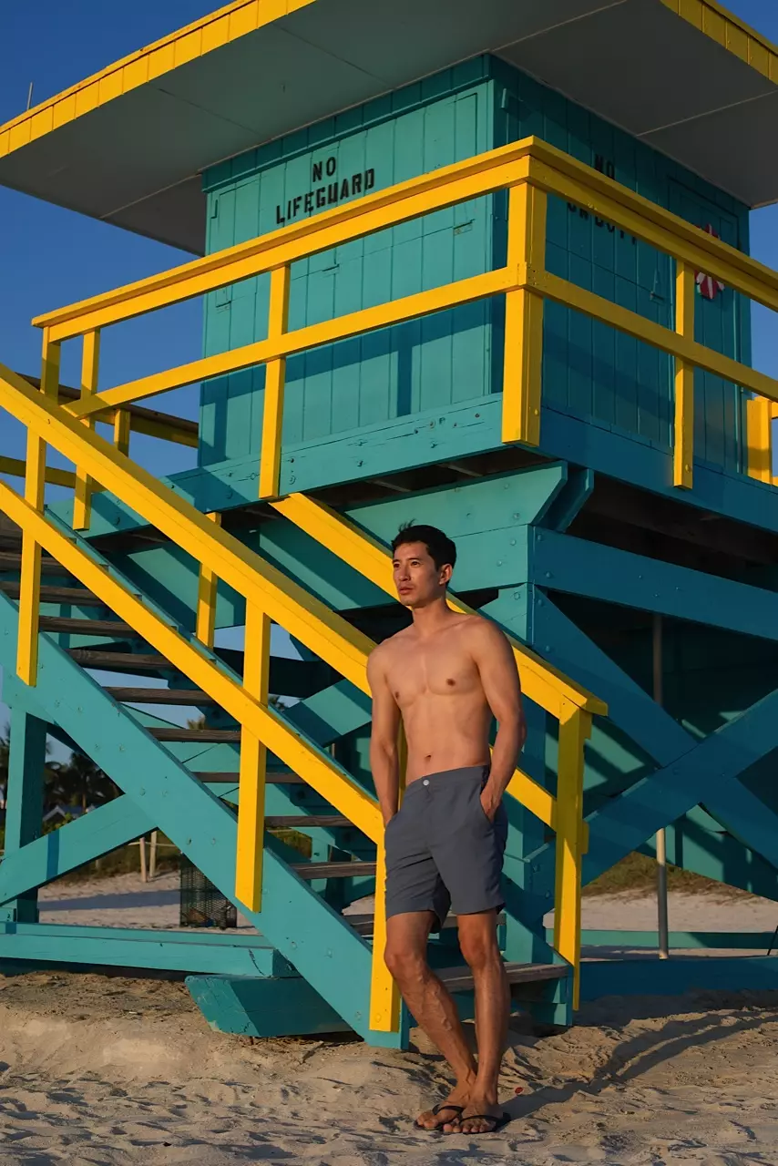 Bellissimo set a Miami Beach, in un'esclusiva per Fashionably Male Il top model Richie Kul e la sua compagna altrettanto fotogenica Lily hanno collaborato ancora una volta con il talentuoso fotografo Fritz Yap in una bellissima storia di un resort girato a Miami Beach. Moda di Prince & Bond, Mocha Salt e Blue Mint.