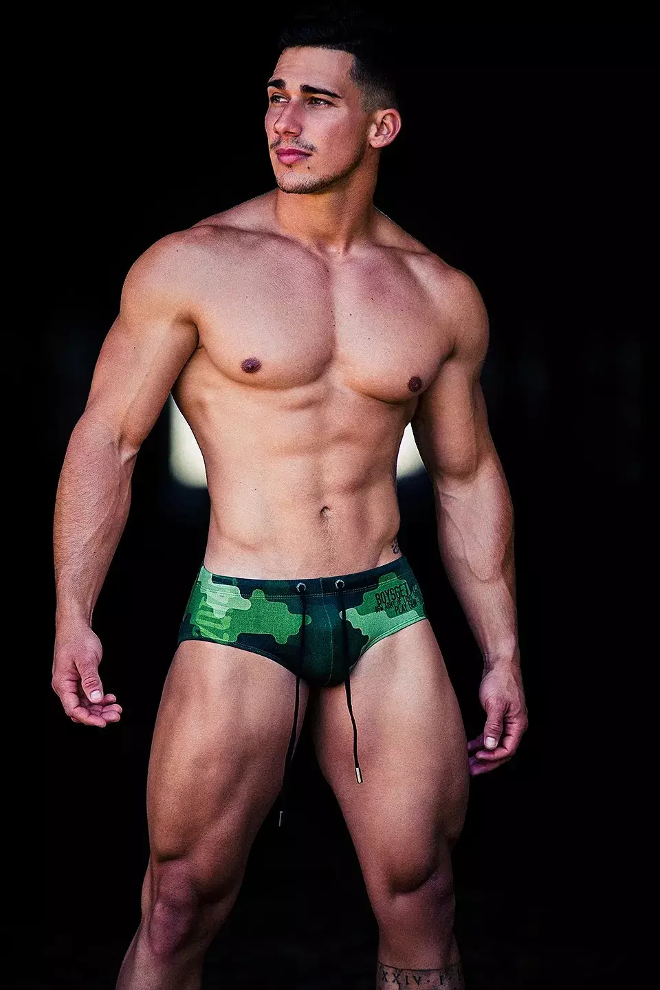 Binaragawan Gabriel Arocha wows ing baris swimwear anyar dening BoysGetWet, dijupuk dening photographer extraordinaire, Adrián C. Martñin ing Canary Islands.