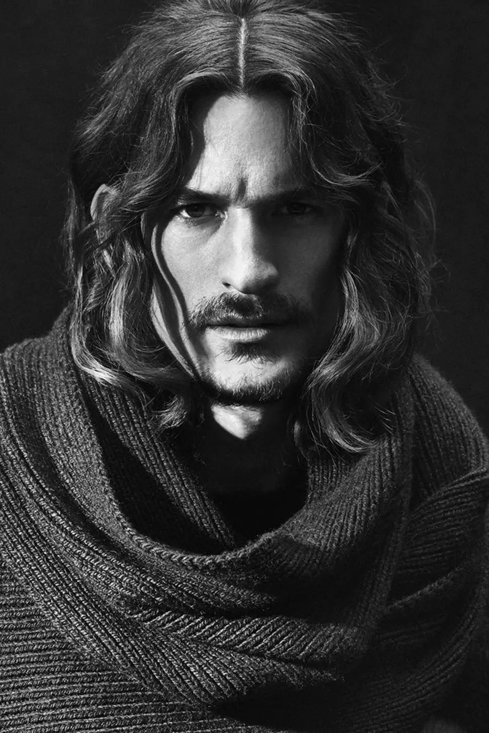 Ford Model Jarrod Scott covert H Magazine Ausgabe Nummer 1, Coverstory, fotografiert von An Le, gestylt in luxuriösen Kleidungsstücken von Andrew Holden Haare von Nabil Harlow, Make-up Artist von Bruce Dean. Produziert von Ana Victoria Pavon.