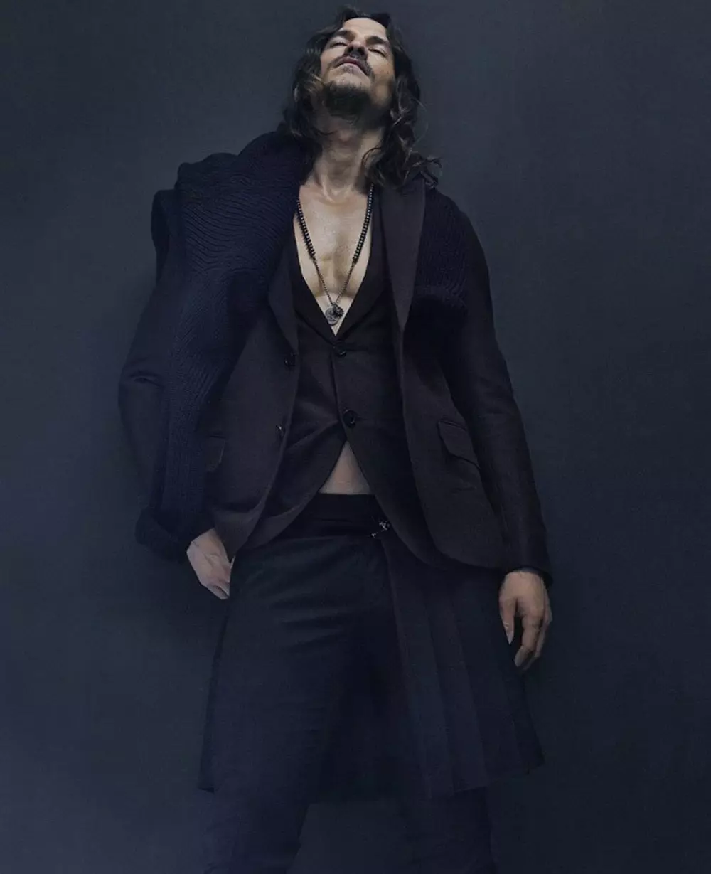 Modél Ford dashing Jarrod Scott nyertakeun Majalah H nomer nomer 1, panutup carita ditémbak ku An Le, gaya dina garments méwah ku bulu Andrew Holden ku Nabil Harlow, make up artis ku Bruce Dean. Dihasilkeun ku Ana Victoria Pavon.