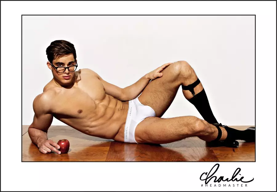 Charlie, de Matthew Zink, não se cansa do modelo Hot Teacher Pietro Boselli (Modelos 1) e, obviamente, a internet também não. Charlie revela mais imagens de sua mais nova campanha com a modelo italiana. Destacando seus estilos de roupas íntimas mais recentes, Charlie captura Pietro como um professor escandaloso, posando para imagens atrevidas em um elegante par de óculos de armação preta.