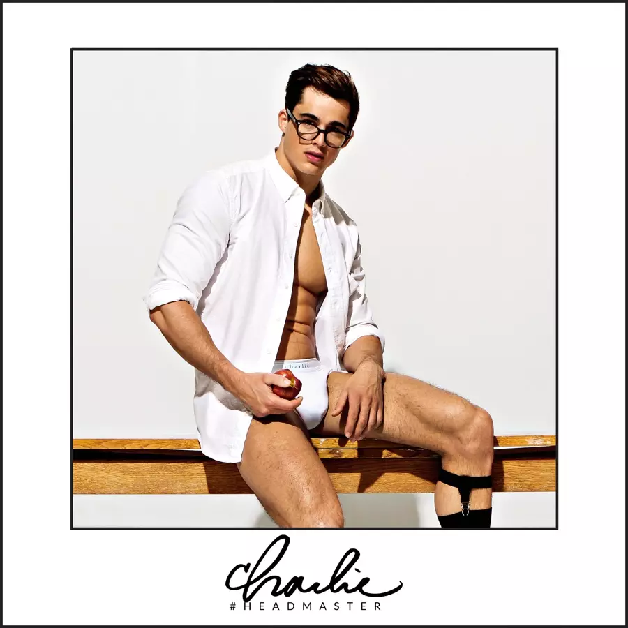 Charlie pa Matthew Zink pa ka jwenn ase nan modèl Hot Teacher Pietro Boselli (Models1) ak evidamman entènèt la pa kapab tou. Charlie revele plis imaj ki soti nan kanpay dernye li yo ki prezante modèl Italyen an. Mete aksan sou estil ki pi resan kilòt li yo, Charlie kaptire Pietro kòm yon pwofesè scandales, poze pou imaj rasin nan yon pè entelijan linèt ankadreman nwa.