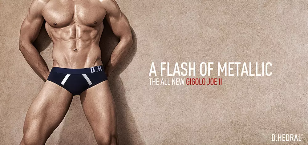 Presentamos a GIGOLO JOE II deseñada coa tecnoloxía AngleFit patentada para crear unha segunda pel perfecta para o máximo confort e unha silueta visualmente mellorada. D.HEDRAL, a primeira marca en ofrecer roupa interior masculina premium con axuste máis aló da cintura, presenta a súa nova gama Gigolo Joe II cun axuste mellorado e unha composición de tecido ultra transpirable.