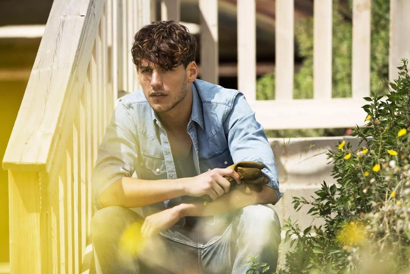 Men's Health Spuenien stellt den Topmodell Mariano Ontañón perfekt op enger Plage Plaz mat alldeeglechen an urbanen Kleeder geschoss vum Edu García.