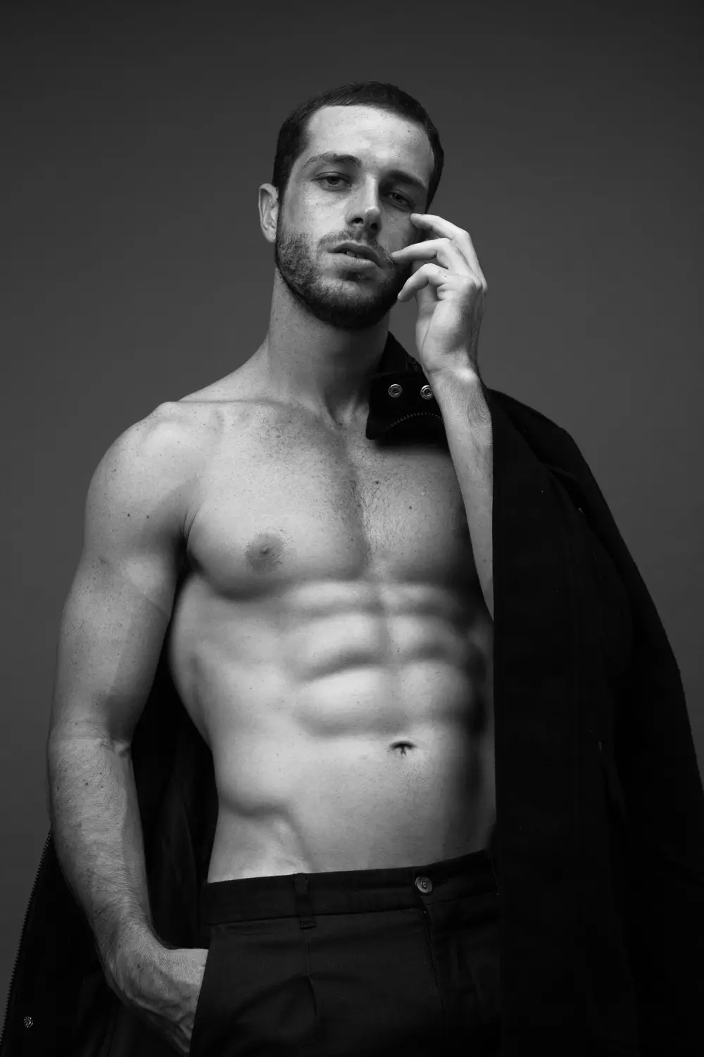 Lad os komme ind i dette portræt, bag objektivet er fotograf baseret i Rio de Janeiro Fael Gregorio fangede mandlige model Caio Condi. Optaget i sort/hvid synes jeg, det er et meget godt stykke arbejde.