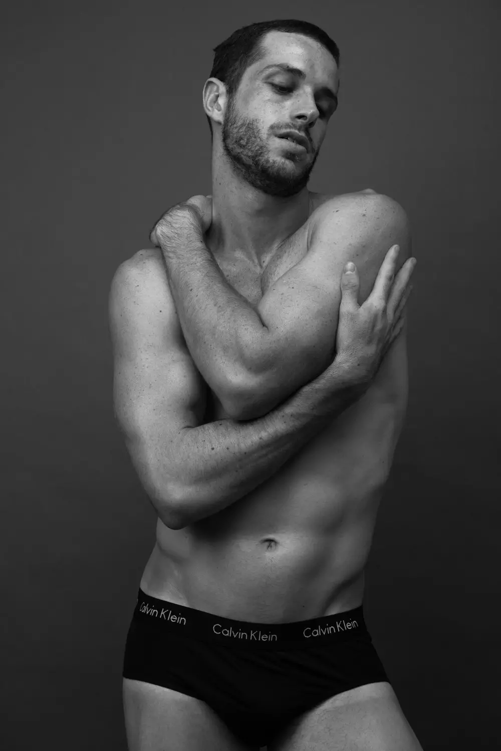 Entrons dans ce portrait, derrière l'objectif se trouve le photographe basé à Rio de Janeiro Fael Gregorio a capturé le modèle masculin Caio Condi. Tourné en N&B, je pense que c'est un très bon travail.