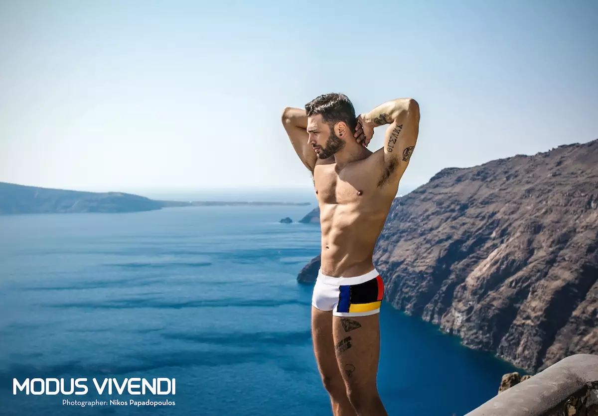 Modus Vivendi 自豪地宣布推出 2015 年泳装广告。在过去的六个月中，该品牌推出了多方面的宣传活动，在世界各地令人惊叹的地点拍摄新系列和帅气模特。该系列的最后一部分展示了一个将在未来几周内发布的系列，并带我们回到 Modus Vivendi：希腊的故乡。圣托里尼岛绝对是希腊最美丽的岛屿之一，摄影师 Nikos Papadopoulos 选择在这里拍摄新泳装系列，利用著名的火山口的壮观景色。我们以蒙德里安系列开始这个新的迷你系列活动。 Mondrian Line 泳装是全新 Modus Vivendi 系列中的真正瑰宝，采用最优质的材料手工制作和精心制作。蓝色、红色和黄色搭配白色或黑色的无可挑剔的味道，将色块时尚潮流提升到一个新的高度。该系列的灵感来自伟大画家蒙德里安的作品，包括两种独特的剪裁（内裤和巴西剪裁的树干），每种剪裁都有两种颜色组合。在这些充满活力、独特和永恒的设计中，艺术与时尚相遇。图片来源：泳装：Modus Vivendi (www.e-modusvivendi.com) 摄影师：Nikos Papadopoulos 模特：Christos Artemiou 地点：希腊圣托里尼