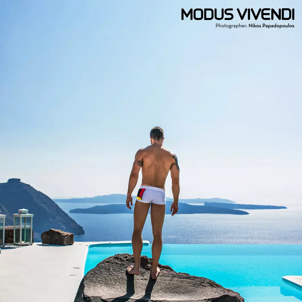 Modus Vivendi 2015 жылы жүзу киімі науқанының басталғанын мақтанышпен хабарлайды. Соңғы алты айда бренд әлемнің түкпір-түкпірінде таң қалдыратын жерлерде түсірілген жаңа топтамалар мен әдемі модельдермен көп қырлы науқанды ұсынды. Серияның бұл соңғы бөлігі алдағы апталарда шығарылатын топтаманы ұсынады және бізді Modus Vivendi: Грецияның үйіне көрнекі саяхатқа апарады. Санторини грек аралдарының ең әдемісі екені сөзсіз және фотограф Никос Пападопулос әйгілі кальдераның керемет көріністерін пайдалана отырып, жаңа купальник топтамасын түсіруді дәл осы жерде таңдады. Біз осы жаңа шағын науқандар сериясын Mondrian Line арқылы бастаймыз. Modus Vivendi жаңа топтамасындағы нағыз асыл тастар, Mondrian Line жүзу киімі қолдан жасалған және ең жақсы материалдармен мұқият жасалған. Көк, қызыл және сары түс блогының сән трендін жаңа деңгейге көтеріп, ақ немесе қара түспен мінсіз дәммен үйлеседі. Сызық ұлы суретші Мондрианның жұмысынан шабыттанған және әрқайсысы екі түсті комбинациядағы екі ерекше кесінділерден (брюфстер мен бразилиялық кесілген бөренелер) тұрады. Өнер осы жарқын, ерекше және ескірмейтін дизайнда сәнмен кездеседі. Кредиттер: Суға арналған киім: Modus Vivendi (www.e-modusvivendi.com) Фотограф: Никос Пападопулос Модельдер: Кристос Артемиоу Орналасқан жері: Санторини, Греция