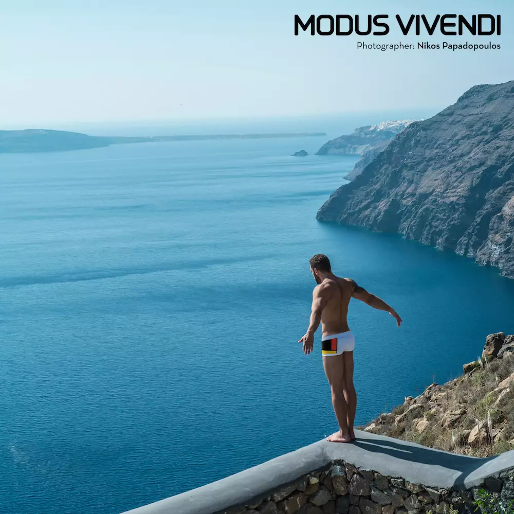 Modus Vivendi 2015 жылы жүзу киімі науқанының басталғанын мақтанышпен хабарлайды. Соңғы алты айда бренд әлемнің түкпір-түкпірінде таң қалдыратын жерлерде түсірілген жаңа топтамалар мен әдемі модельдермен көп қырлы науқанды ұсынды. Серияның бұл соңғы бөлігі алдағы апталарда шығарылатын топтаманы ұсынады және бізді Modus Vivendi: Грецияның үйіне көрнекі саяхатқа апарады. Санторини грек аралдарының ең әдемісі екені сөзсіз және фотограф Никос Пападопулос әйгілі кальдераның керемет көріністерін пайдалана отырып, жаңа купальник топтамасын түсіруді дәл осы жерде таңдады. Біз осы жаңа шағын науқандар сериясын Mondrian Line арқылы бастаймыз. Modus Vivendi жаңа топтамасындағы нағыз асыл тастар, Mondrian Line жүзу киімі қолдан жасалған және ең жақсы материалдармен мұқият жасалған. Көк, қызыл және сары түс блогының сән трендін жаңа деңгейге көтеріп, ақ немесе қара түспен мінсіз дәммен үйлеседі. Сызық ұлы суретші Мондрианның жұмысынан шабыттанған және әрқайсысы екі түсті комбинациядағы екі ерекше кесінділерден (брюфстер мен бразилиялық кесілген бөренелер) тұрады. Өнер осы жарқын, ерекше және ескірмейтін дизайнда сәнмен кездеседі. Кредиттер: Суға арналған киім: Modus Vivendi (www.e-modusvivendi.com) Фотограф: Никос Пападопулос Модельдер: Кристос Артемиоу Орналасқан жері: Санторини, Греция