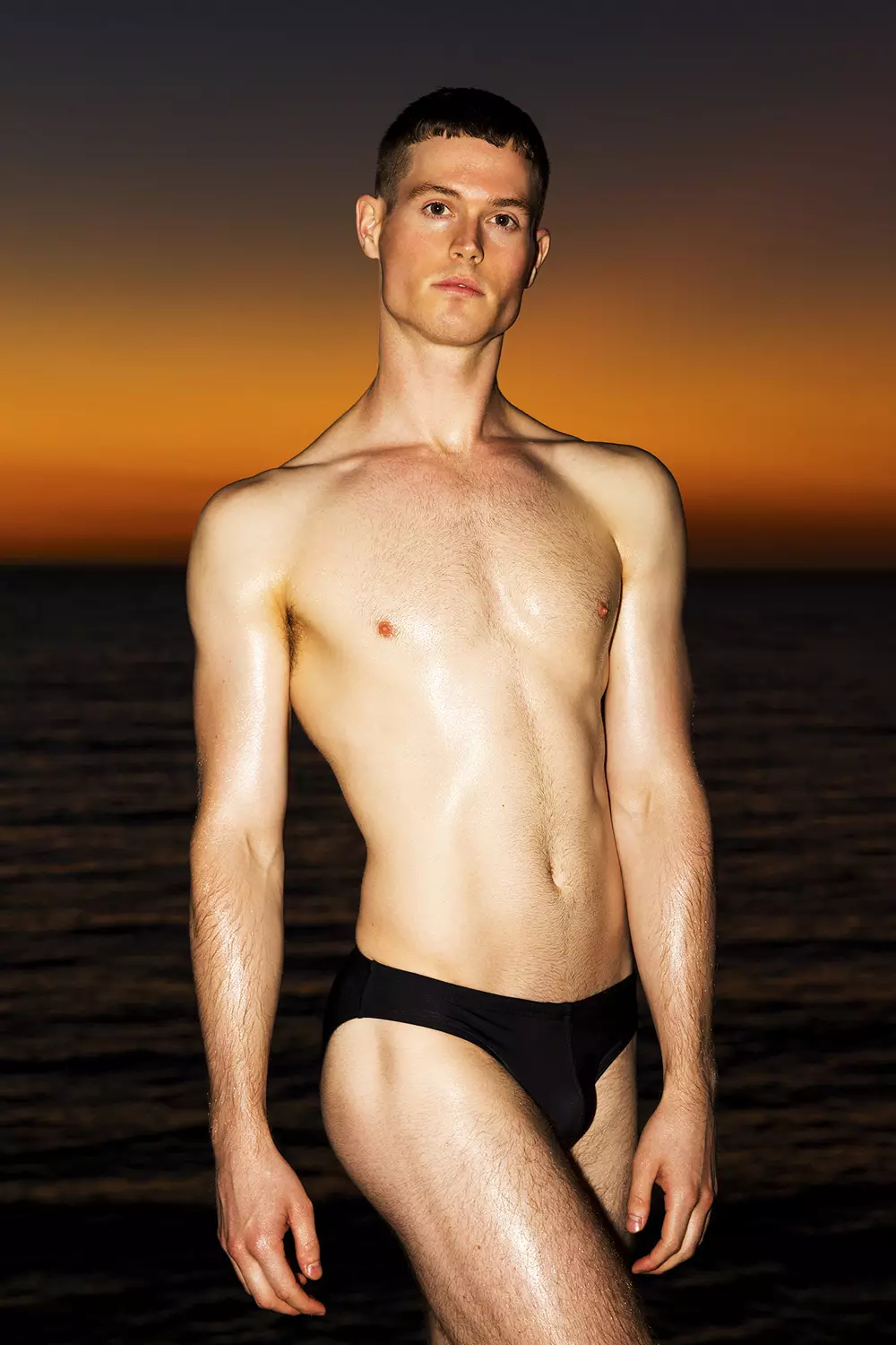 Upoznajmo ovaj rad talentiranog fotografa Trenta Pacea koji predstavlja ekskluzivni model za Fashionably Male Matthewa Hardena u pozadini s temom raja na plaži gdje možemo cijeniti pravi talenat Trenta i Matthewa. koji nosi crne kupaće gaćice od Cocksoxa i bijele gaćice Teamm8.