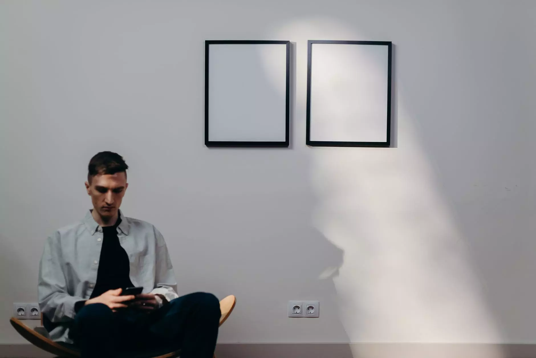 hombre con camisa de vestir gris sentado en una silla amarilla. Foto de cottonbro en Pexels.com