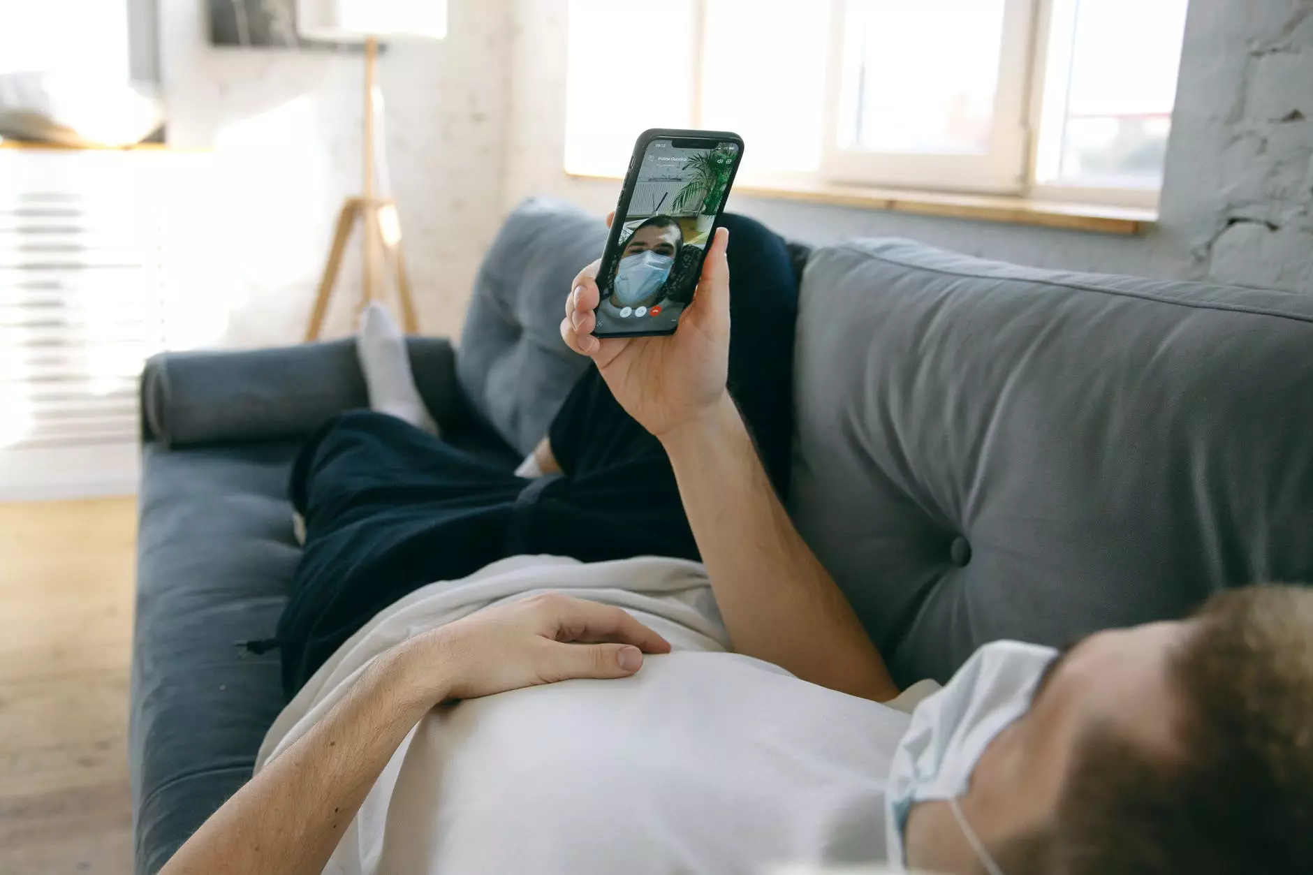 vīrietis nodarbojas ar facetime. Foto: Polina Cimmerman vietnē Pexels.com