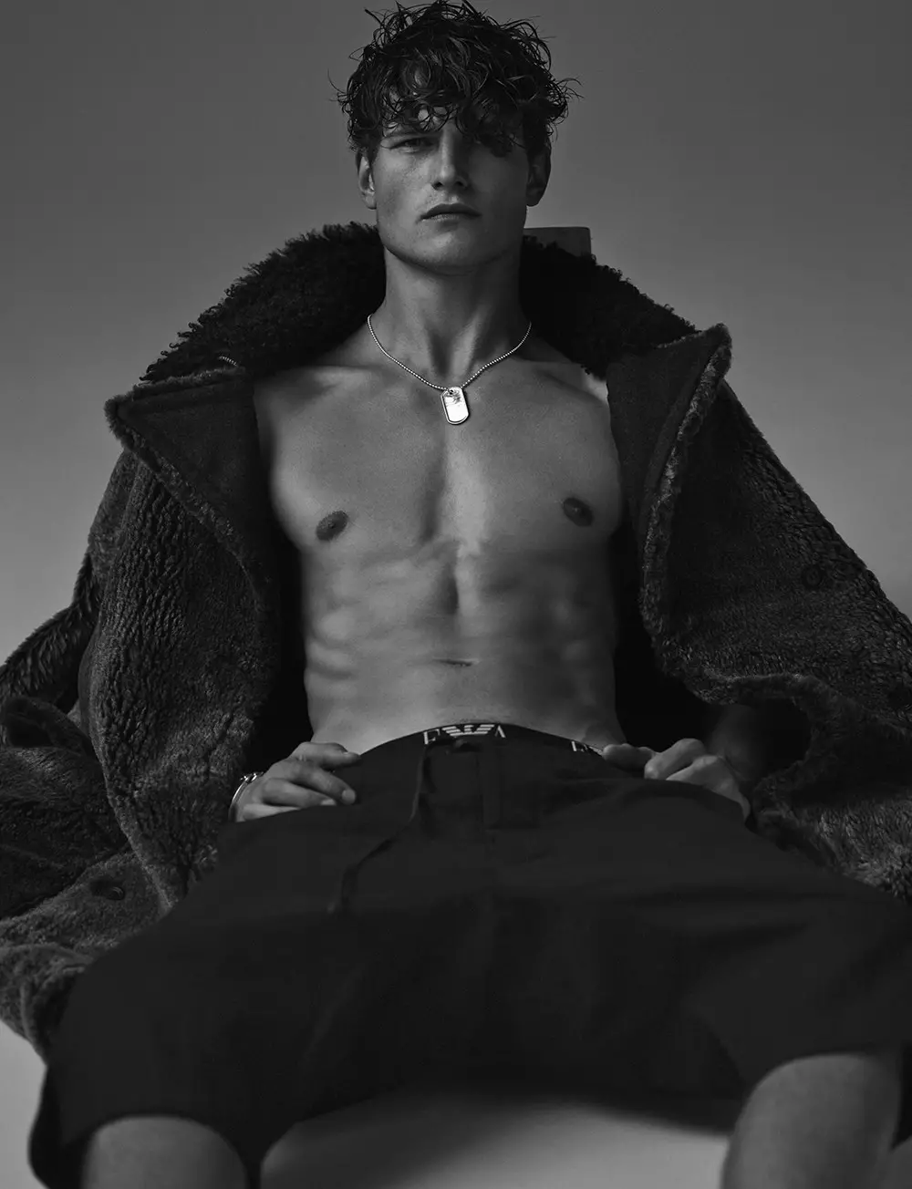 El top model John Todd para NUMERO China, fotografiado por el fotógrafo Hong Jang Hyun. Espléndida edición e iluminación