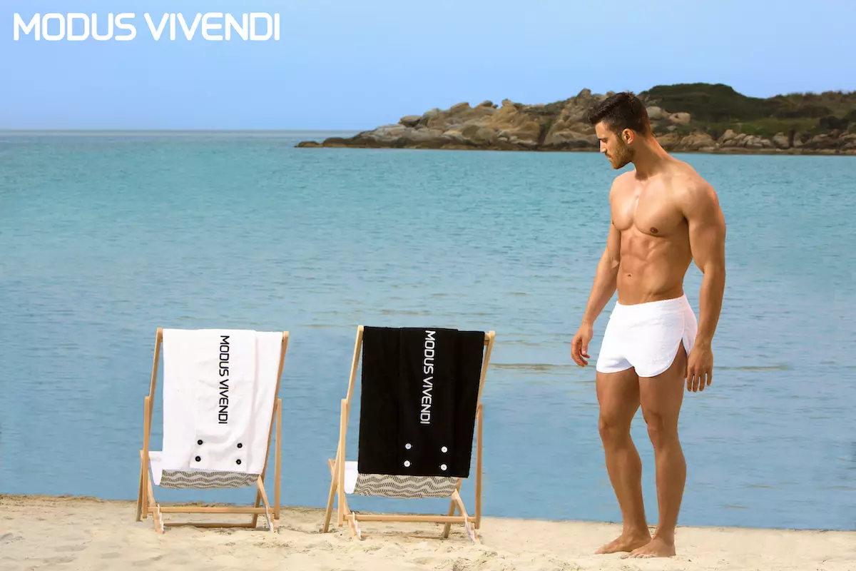 Mostrant una gran passió per la moda masculina, Modus Vivendi llança dues línies originals de la seva extensa col·lecció de vestits de bany per al 2016. La primera es diu Contrast i presenta dissenys de vestits de bany fets a mà amb teixits del mateix color però amb un acabat diferent.