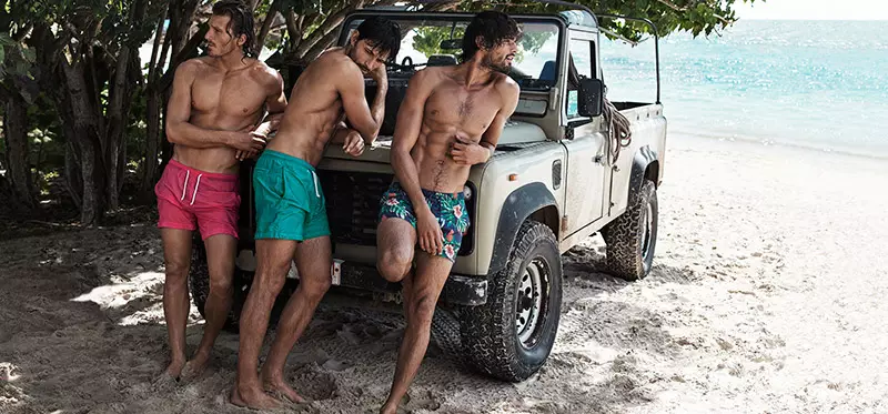 H&M nimt Andrés Velencoso, Clay Pollioni, Clément Chabernaud en Marlon Teixeira nei Antigua, foar har simmerkampanje fan 2015.