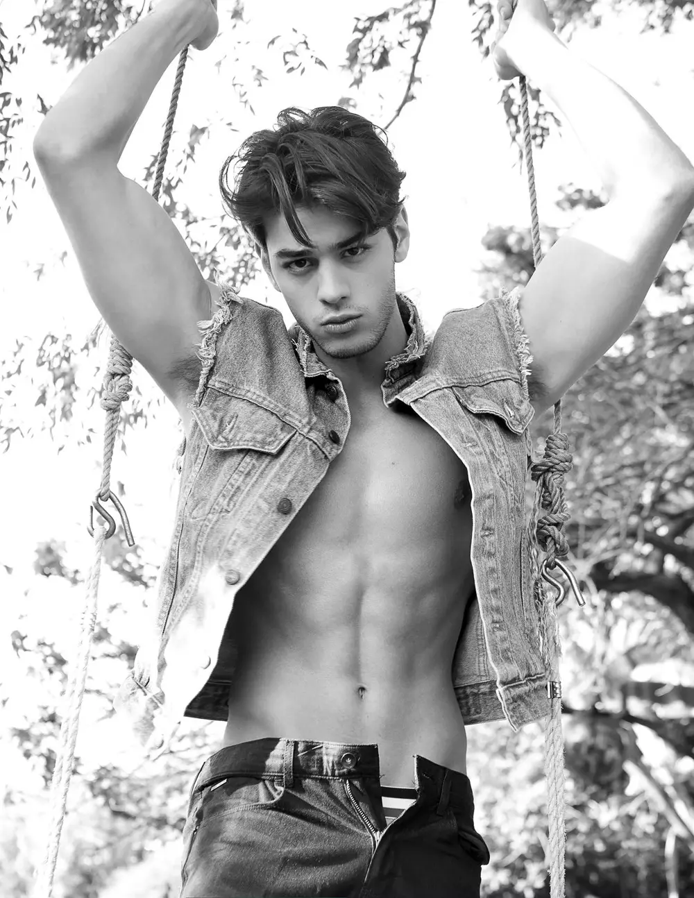 Dening Tom Peaks @MrPeaksNValleys Aku wis dadi penggemar Scott Gardner suwene patang taun. Dheweke wis njupuk produk wiwit saka Disney Channel nganti wewangian Lady Gaga. A native California, coklat-paningalan, coklat-rambut model captivates ati karo akeh kang katon - kang bisa personify lanang sehat-sabanjuré; sehat atletik hunk; wong-bab-kutha; utawa wong saka sensuality smoldering lan seksualitas. Siji bisa nemokake Scott berbasis LA ing editorial utawa papan reklame jeroan. Nalika isih cilik, dheweke sinau teater, tari lan paduan suara lan wis nindakake cheerleading. Awake lincah kaya raine sing lentur. Scott seneng nggawe pasuryan lucu sing nuduhake exuberance babagan urip. Foto-foto iki anyar saka http://www.lovesexomag.com/, Vol 1 dening Marco Ovando. Priksa foto-foto sing apik lan banjur pindhah menyang ngisor kaca kanggo pranala menyang LoveSexo, Marco lan Scott: