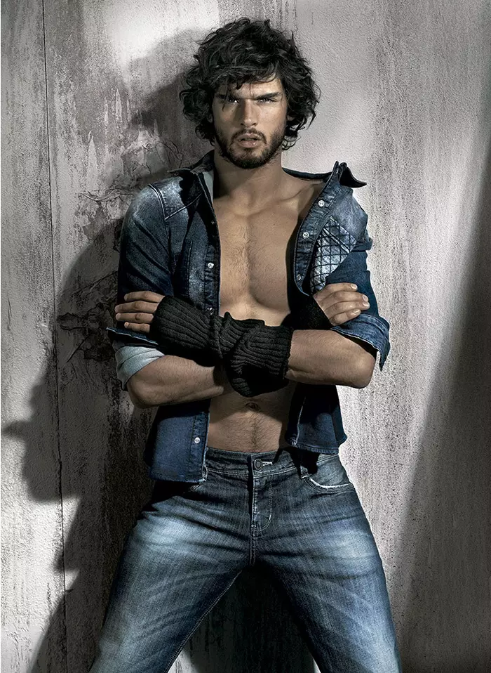 Tá an tsamhail is fearr Marlon Teixeira ag cur faitíos ar dhaoine sa Fall / Geimhreadh 2015 nua do Osmoze Jeans. Seiceáil é.