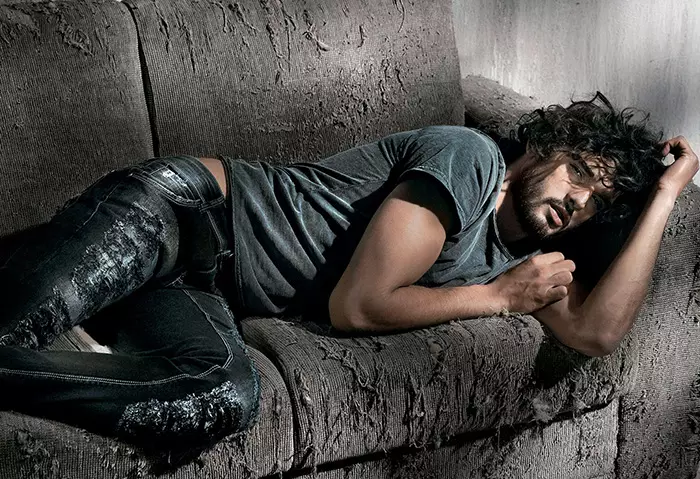 Topmodellen Marlon Teixeira poserer skandaløst fejlfrit i det nye efterår/vinter 2015 til Osmoze Jeans. Tjek det ud.