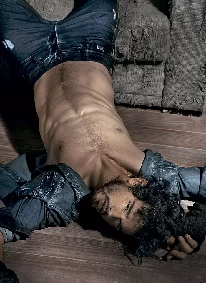 Top modél Marlon Teixeira posing flawless ngerakeun dina ragrag anyar / Usum 2015 pikeun Jeans Osmoze. Parios éta.