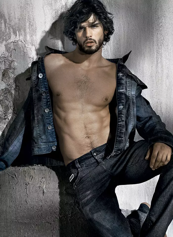 Topmodellen Marlon Teixeira poserer skandaløst fejlfrit i det nye efterår/vinter 2015 til Osmoze Jeans. Tjek det ud.