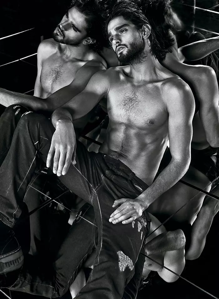 Top modél Marlon Teixeira posing flawless ngerakeun dina ragrag anyar / Usum 2015 pikeun Jeans Osmoze. Parios éta.