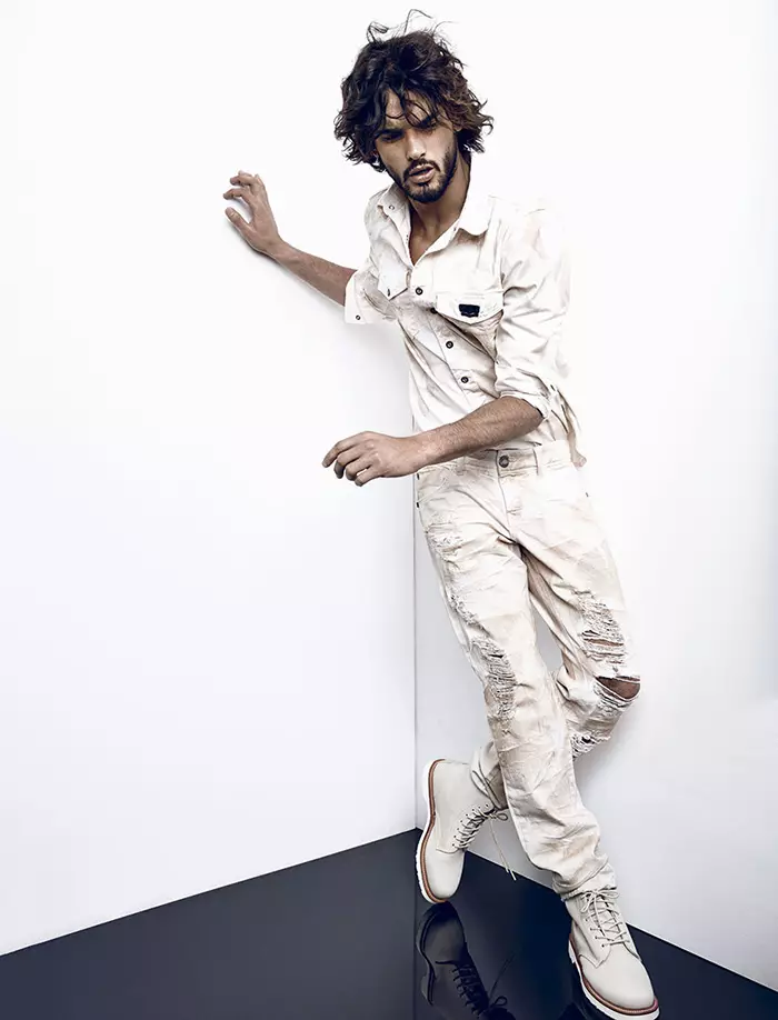 Top modél Marlon Teixeira posing flawless ngerakeun dina ragrag anyar / Usum 2015 pikeun Jeans Osmoze. Parios éta.