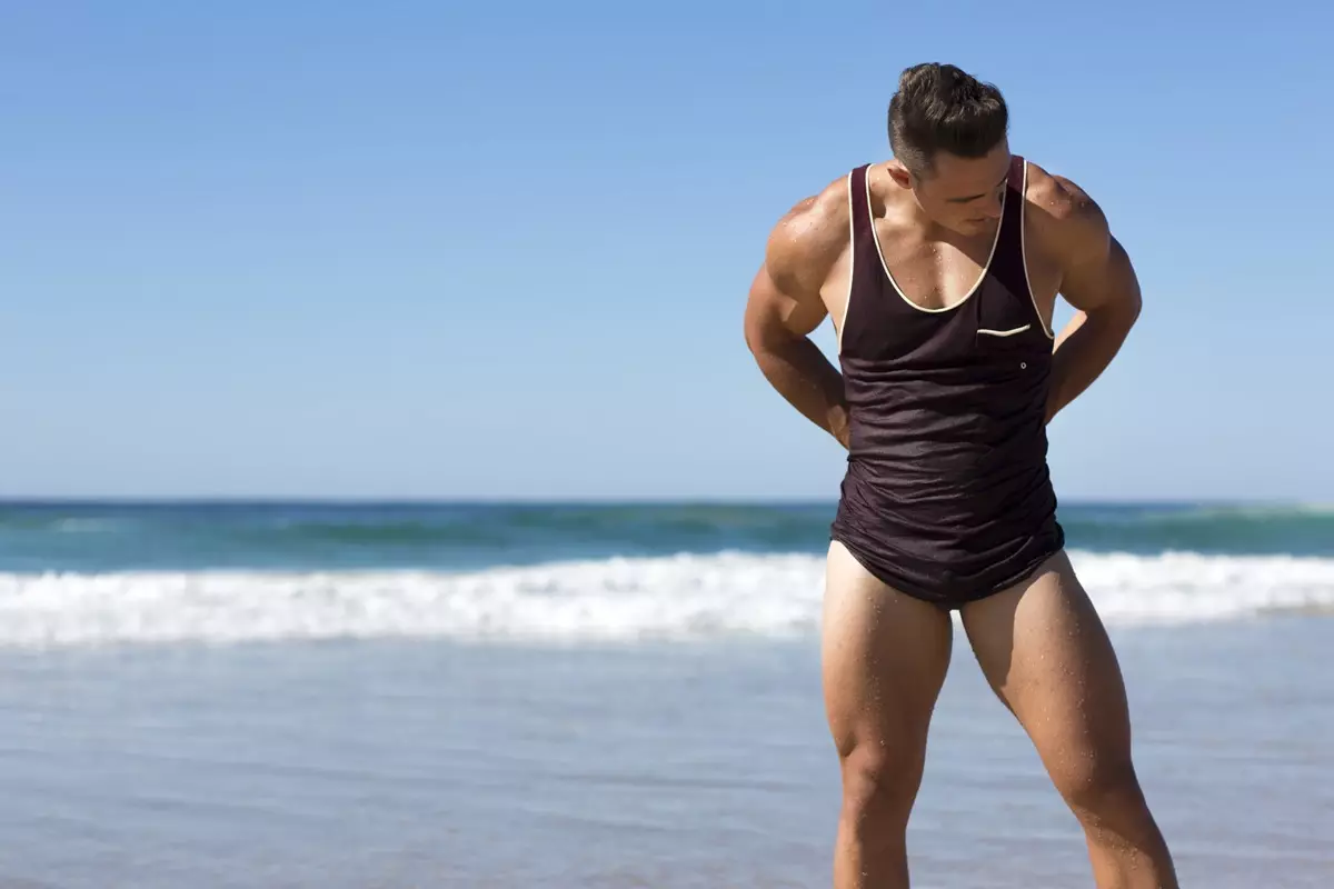 Joshua Kristenson magnífico posando a nova colección de liña de Marcuse nun lugar marabilloso afrodisíaco fotografiado por Russell Fleming.