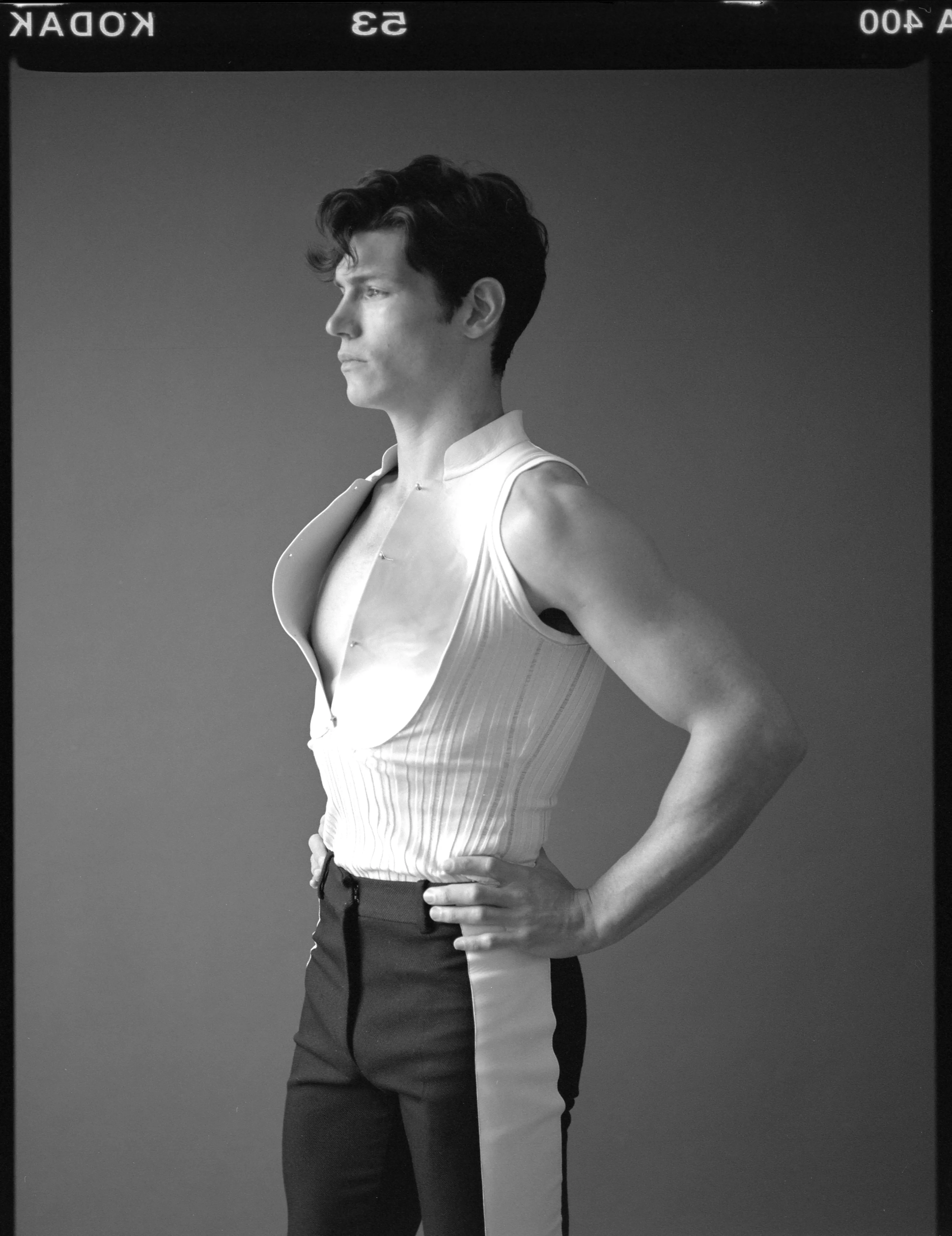 Model at Singer na si Sam Way sa naka-istilong pag-edit para sa Essential Homme