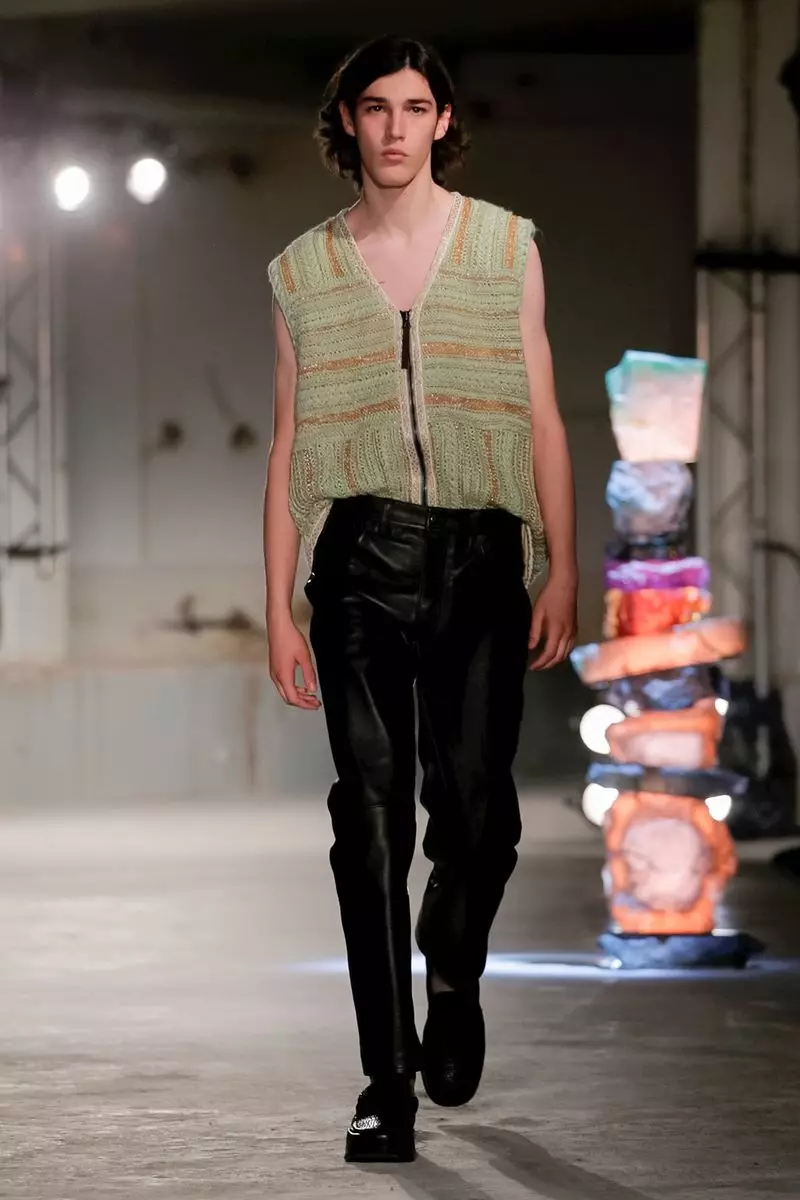 Acne Studios vīriešu apģērbi 2019. gada pavasara vasarai Parīzē12