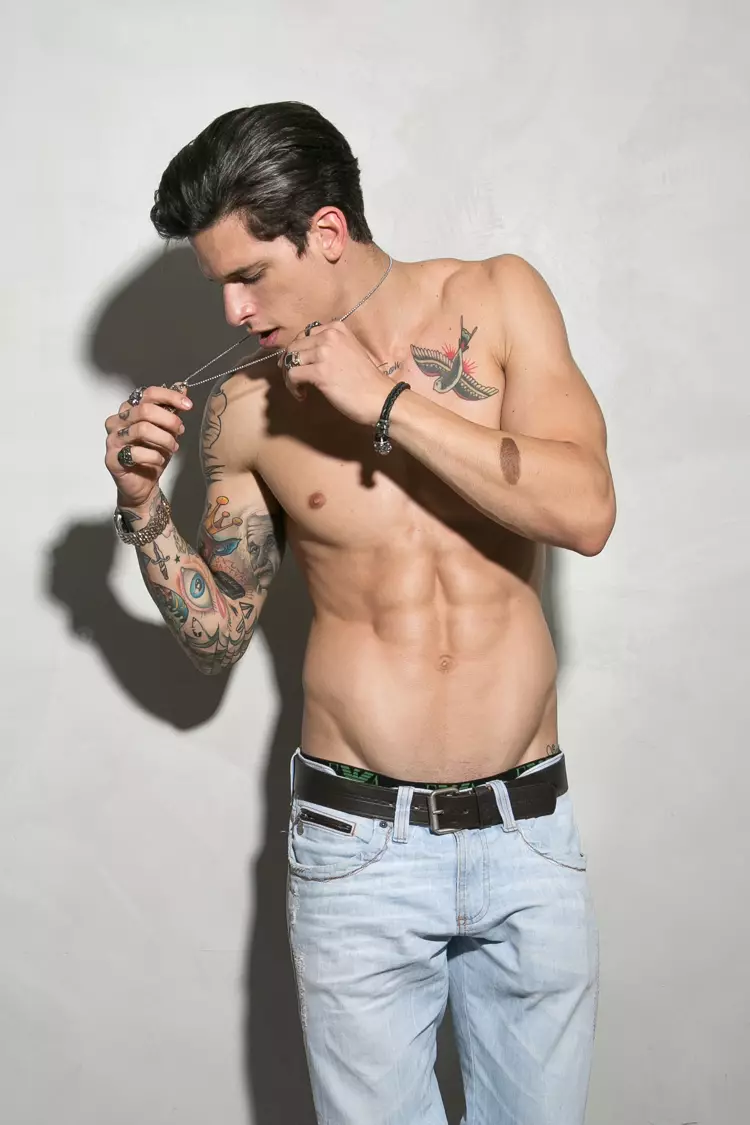 Hvad mere kan vi sige, folkens? vi har den brasilianske topmodel Diego Fragoso til en digital opdatering af Jeff Segenreich. Diego hos Mega Model Brazil.