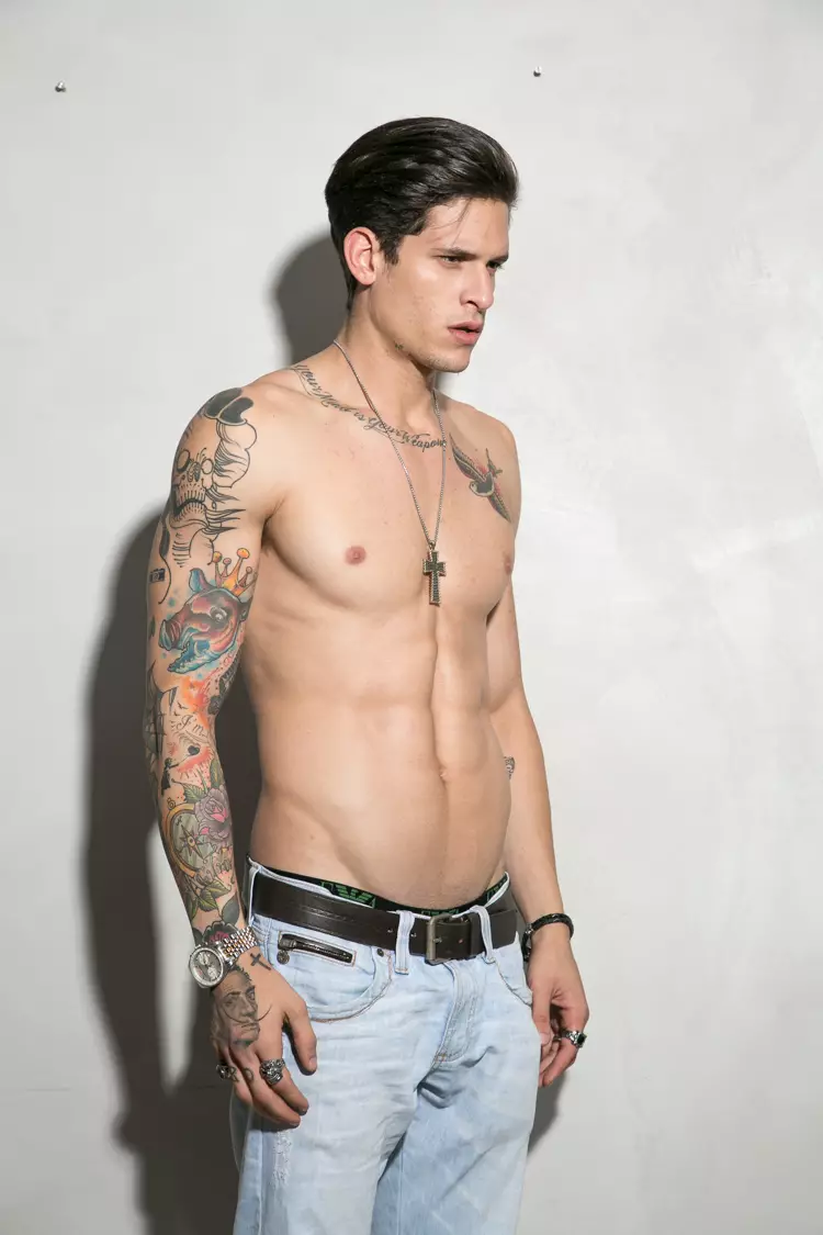 Que máis podemos dicir, xente? temos o modelo brasileiro Diego Fragoso para unha actualización dixital de Jeff Segenreich. Diego en Mega Model Brazil.