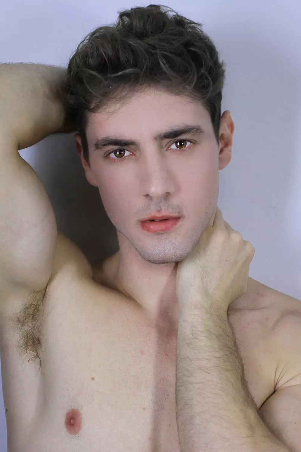 Rencontrez le joli garçon Bernardo Dutra de Gustavo Bresciano. Bernardo est avec Bravo Models à Rio et Oxxygen Models à São Paulo. Belle peau propre, corps musculaire tonique et nous pouvons continuer encore et encore.