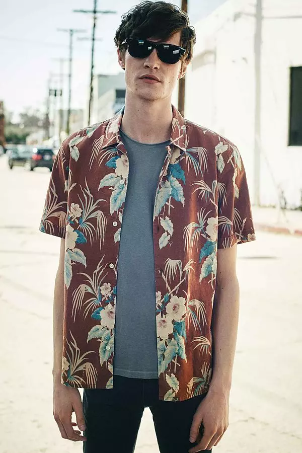 Svakog mjeseca All Saints je izdao nova izdanja za muški May Lookbook model, Matthew Hitt, ovaj put, cijenimo jakne, cool majice sa cvjetnim printom, teksas jaknu, osnovne košulje, bolje da pogledate ovdje.
