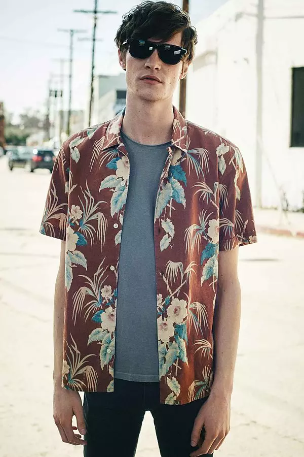 Todos os meses All Saints lanzaba novidades para o modelo masculino de May Lookbook, Matthew Hitt, esta vez. Agradecemos as chaquetas, as camisetas estampadas con flores xeniais, a chaqueta vaquera e as camisas básicas. É mellor que consultes aquí.