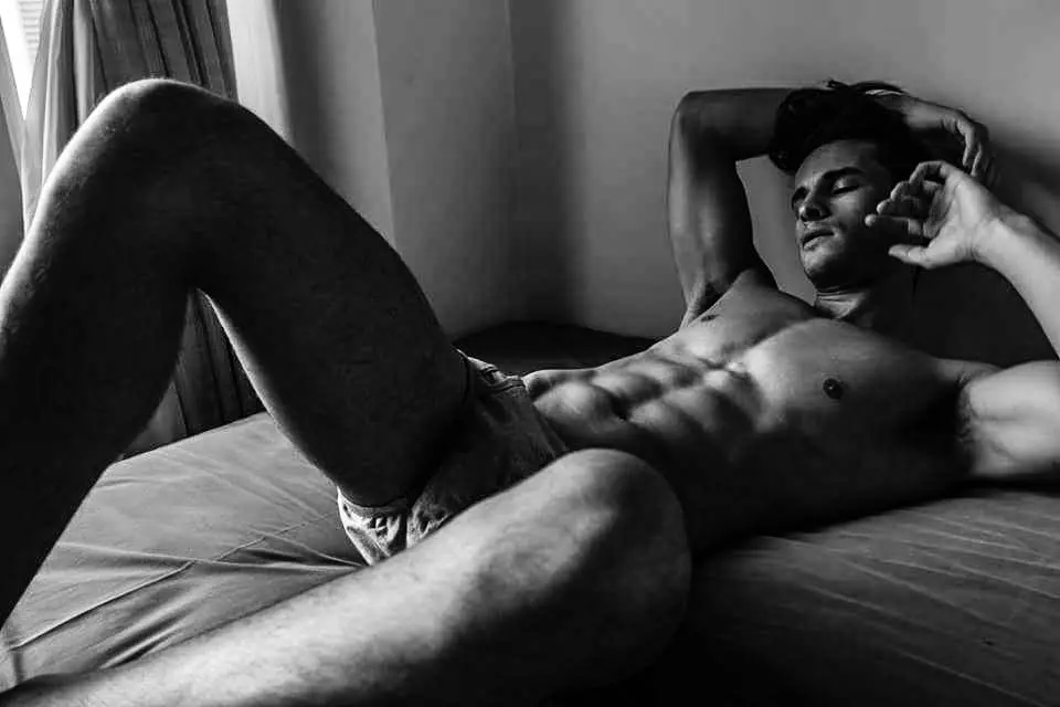 Brazilian stunner, Renato Freitas, ntawm Fly Models Brazil hloov kho nws phau ntawv qauv nrog B&W series zoo nkauj los ntawm tus kws yees duab Ronald Liem hauv Jakarta.